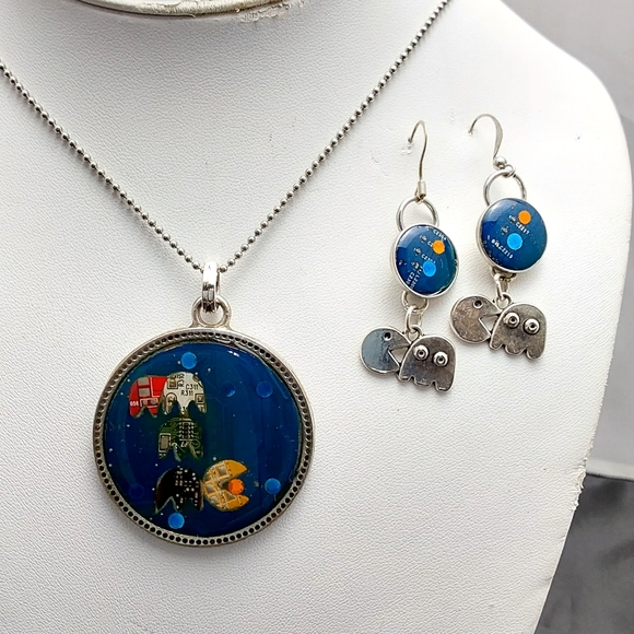 GEEK BLING - Pac man Pendant & earring set - Picture 3 of 3